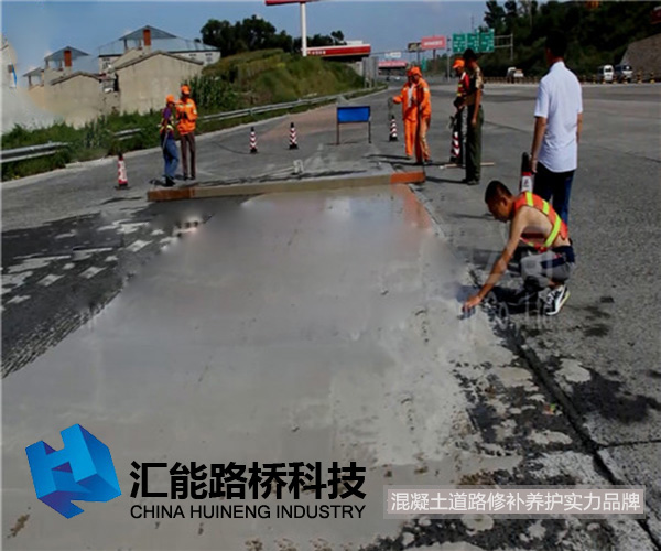 哈高速 起皮露骨 6 刮尺趕平.jpg